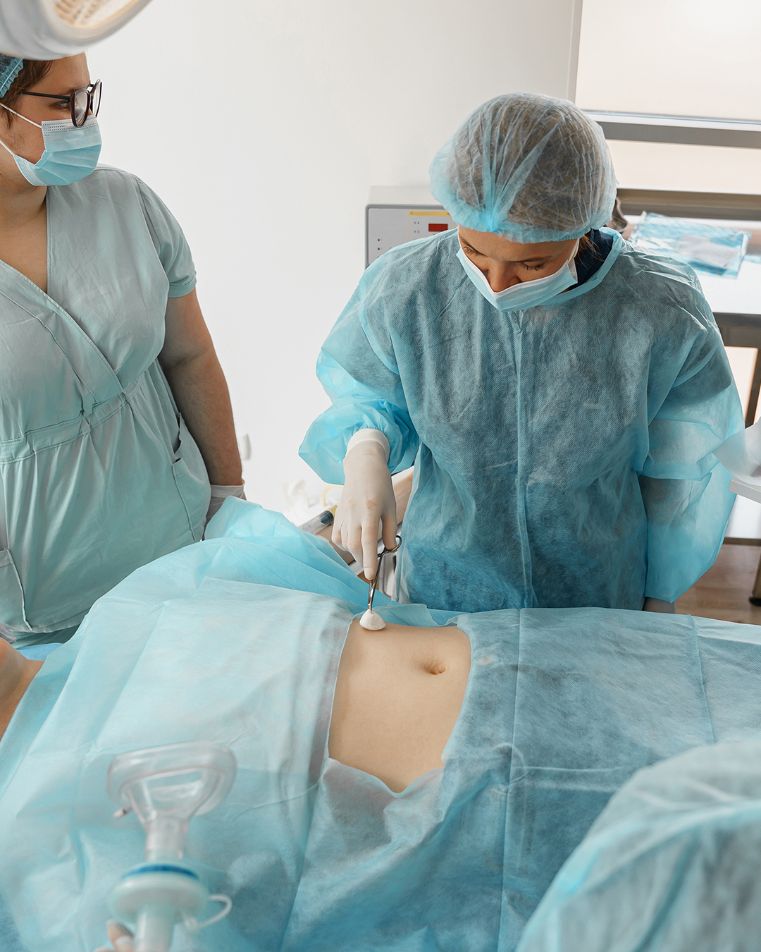 Résultats avant-après d’un Mommy Makeover en Tunisie incluant abdominoplastie, liposuccion et lifting des seins.