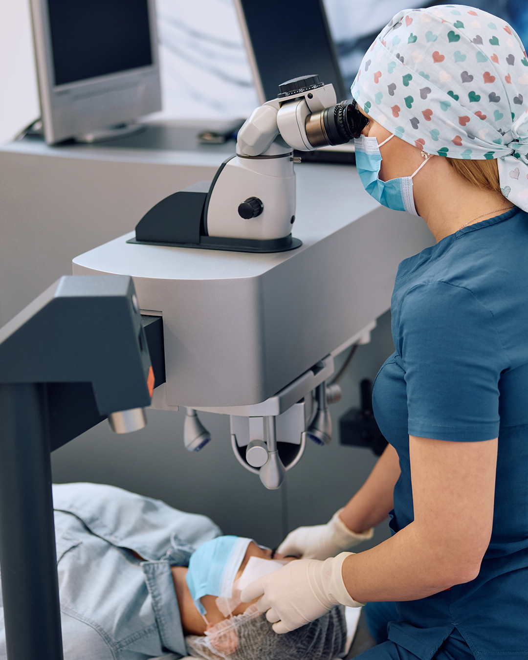 Options de chirurgie réfractive au laser en Tunisie avec Trivamed : PKR, LASIK, SMILE et PresbyLASIK