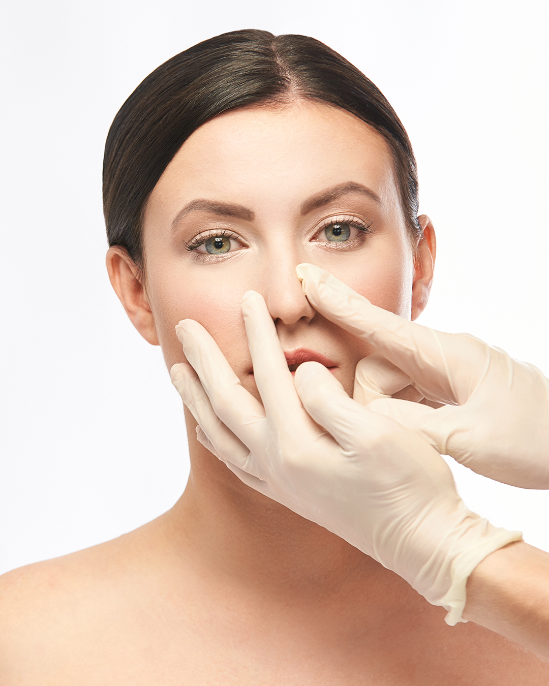 Résultats d’une rhinoplastie en Tunisie montrant un nez harmonieux et une amélioration de la respiration.