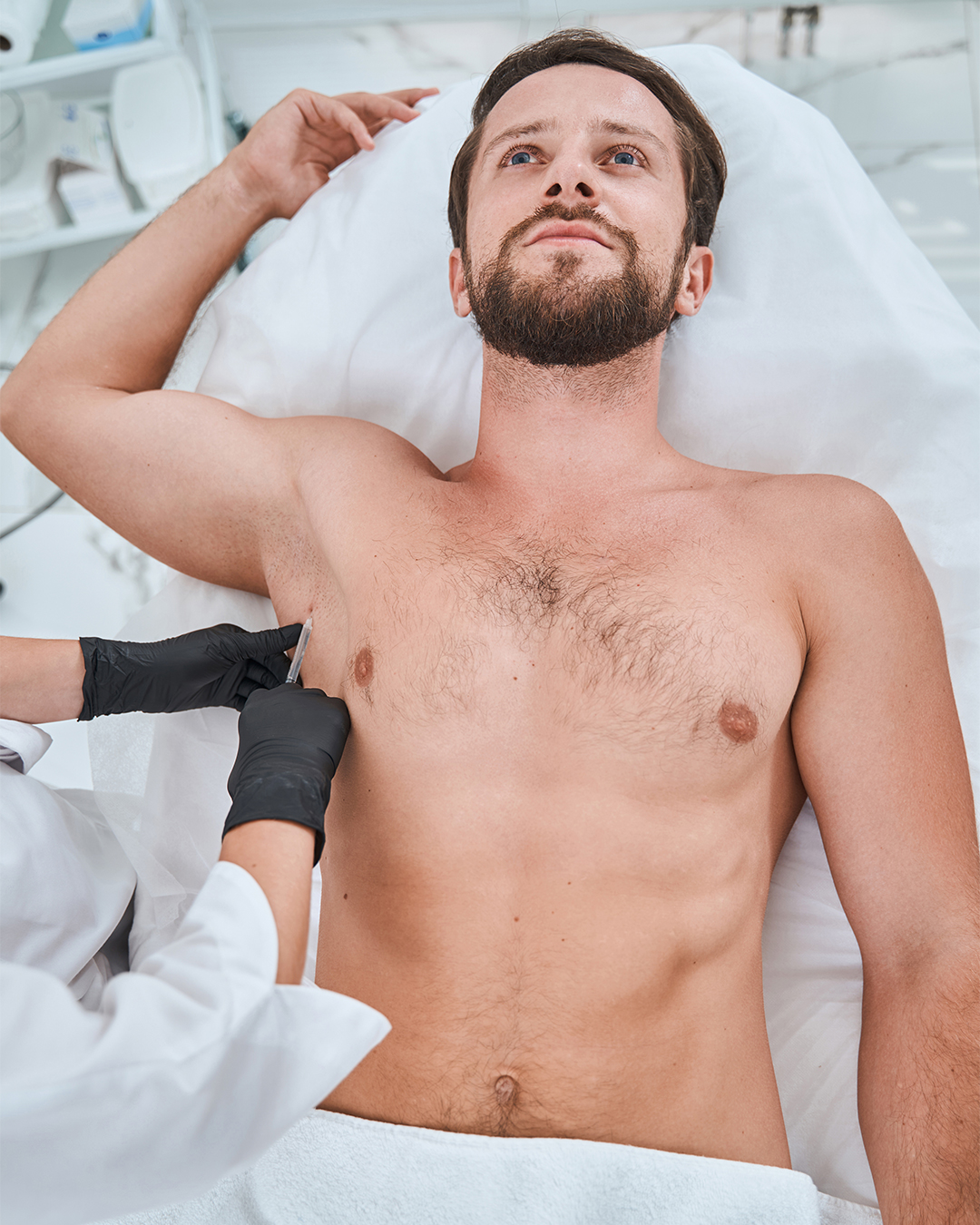 Chirurgien réalisant une opération de gynécomastie sous anesthésie générale en Tunisie avec Trivamed.