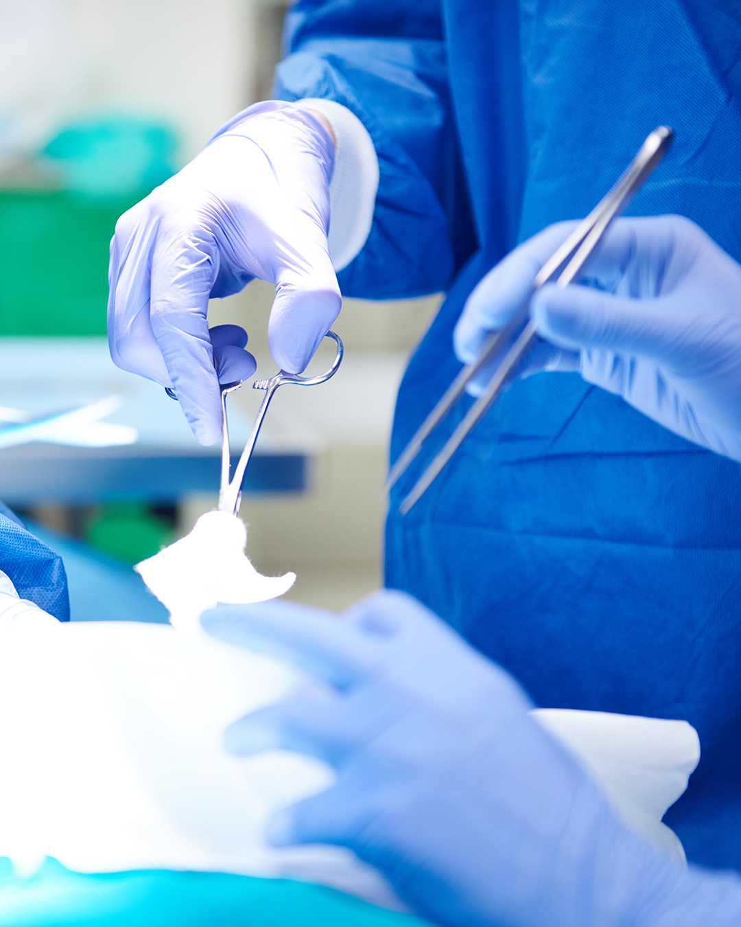 Chirurgien pratiquant une opération de blépharoplastie sur les paupières supérieures en Tunisie.