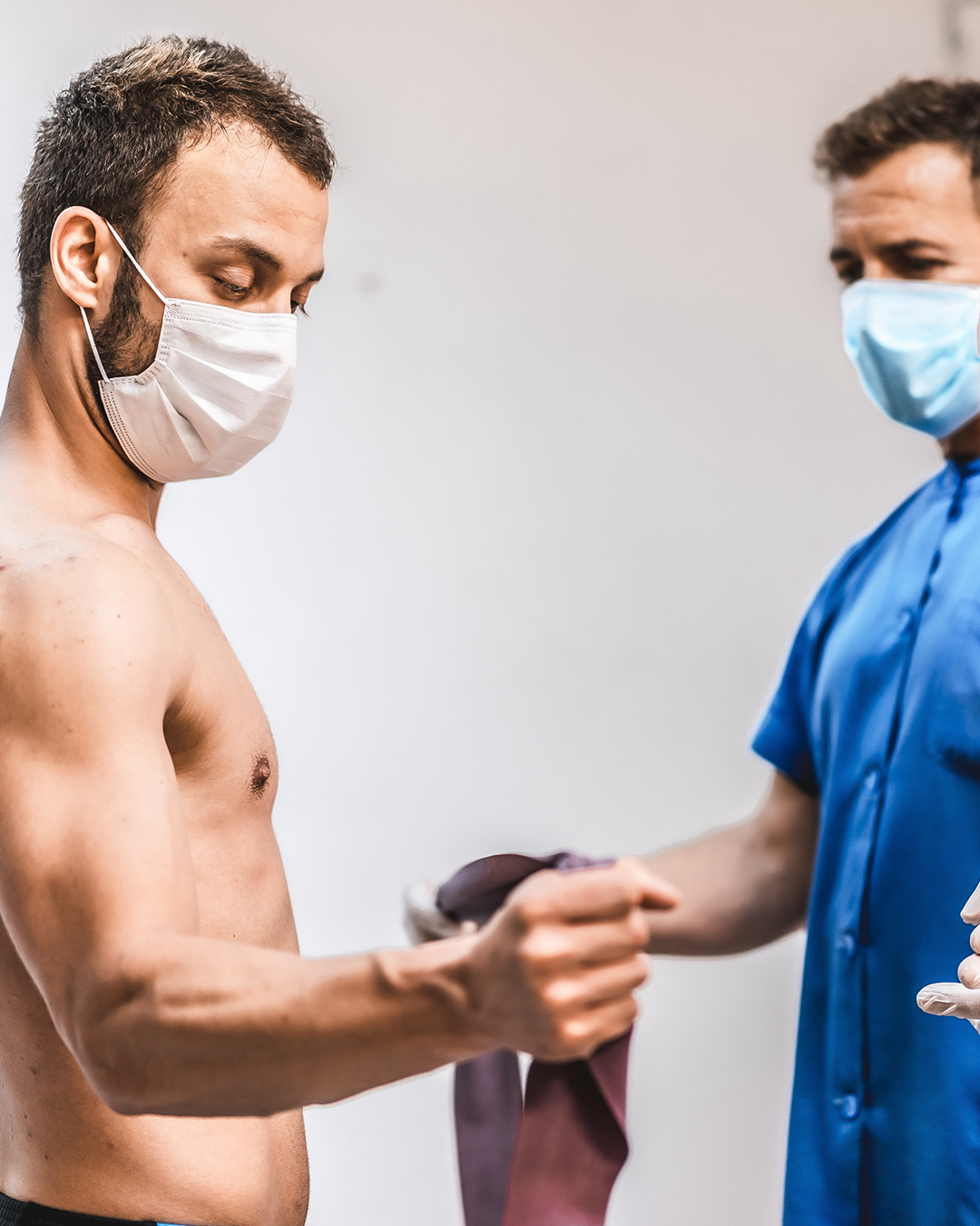 Patient en convalescence après une chirurgie de gynécomastie en Tunisie avec suivi médical Trivamed.