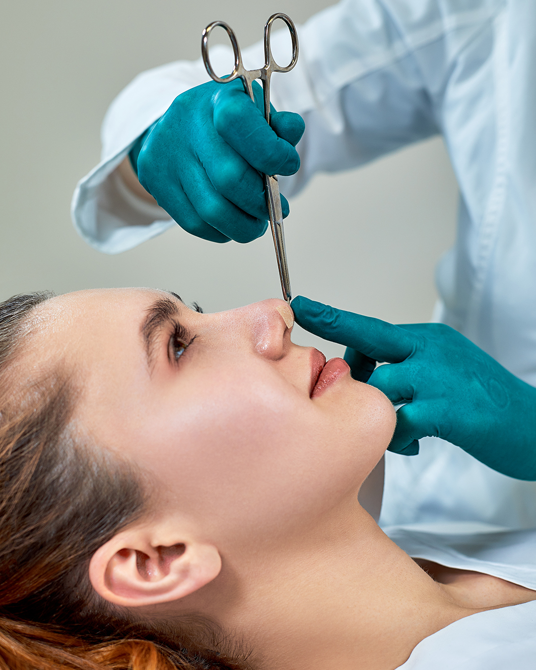 Illustration des techniques de rhinoplastie ouverte et fermée utilisées en chirurgie esthétique du nez en Tunisie.